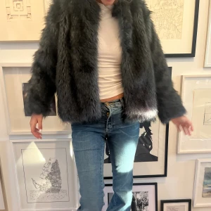 Pälsjacka - Så snygg och cool pälsjacka i en mörkblå ish färg!!