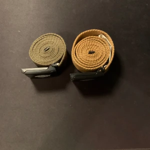 TVÅ ST DICKIES BÄLTEN - Två st Dickies bälten. Ett camoflauge och ett brun isch. Båda två är 120 cm. Säljer tillsammans.