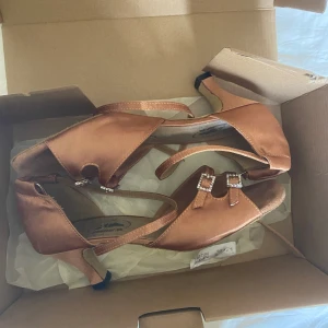Dansskor - Inte jätteanvända. Klacken är 55mm och de är i storlek 40💞 Nypris: 930