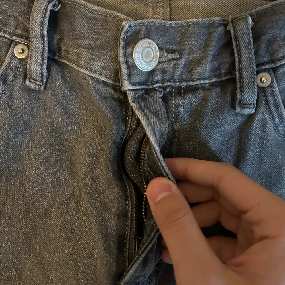 Gråa jeans från HM Relaxed Fit  Storlek 34 32 Använda ett fåtal gånger endast . Jeans & Byxor.