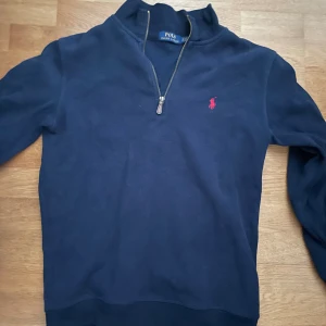Ralph lauren half zip - Tjena, detta är min Ralph lauren half zip som jag säljer i skäl av att jag har växt ur den, den är i väldigt gott skick 9/10 och har använts i ett par månader endast, den har en bra passform. Skriv ifall funderingar.