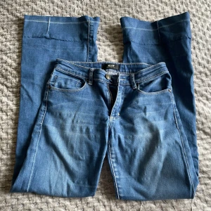 Blåa, Low Waits, bootcut jeans från NEUW. - Super fina jeans från NEUW! Pris kan diskuteras! Jeansen är uppsydda men passade mig när jag var ca. 160 cm lång. Midjemåttet är 35 cm rakt över. Original storleken är 25:32 men i med att dom är uppsydda skulle jag säga att dom är 25:30.