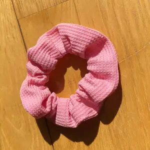 Superfin rosa scrunchie! Inga defekter 🌺 Säljer då jag tror någon annan kommer ha mer användning av den 💕 Kom gärna med prisförslag! 