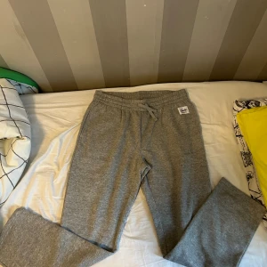 Andy mjukisbyxor - Andy mjukisbyxor  Aldrig använda på grund av att de var för stora  Storlek XL 99 kr 