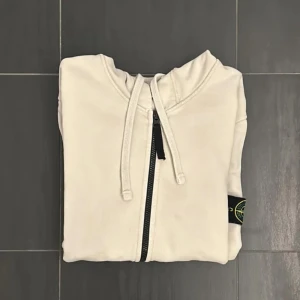 Stone Island ZipUp  - Riktigt snygg Zipup från Stone Island i fin färg som passar perfekt inför säsongen, är lite sliten och finns tecken på användning, men finns fortfarande mycket kvar att ge! Hör gärna av er vid frågor och funderingar! 