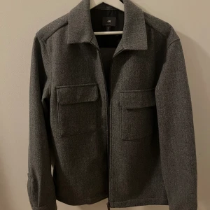 Overshirt  - Tja, säljer nu denna overshirt som är perfekt till våren. Den är helt ny och har aldrig använt den så kände att det var dags att sälja. 