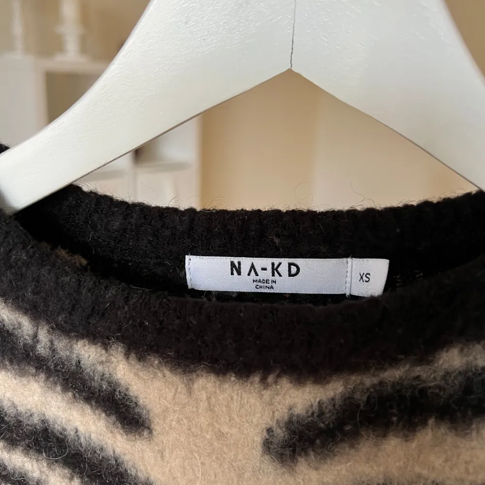 Lite varmare tröja från NA-KD i randigt mönster 🦓 Storlek XS men passar även dig som har S (jag är en S).. Tröjor & Koftor.