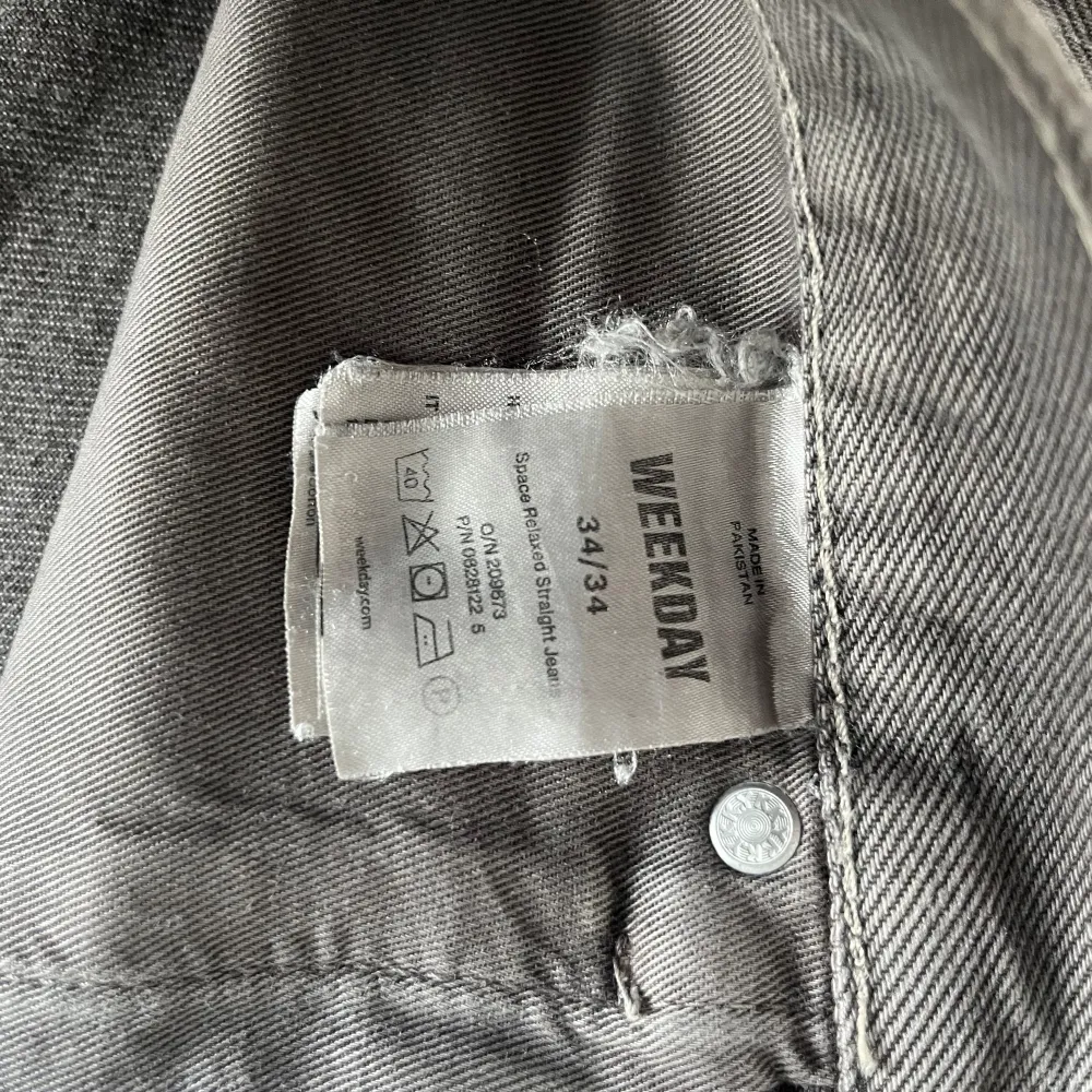 Gråa jeans från weekday i storlek 34/34, dock en snusring på vänster bakficka . Jeans & Byxor.