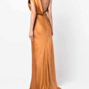 Orange bal/formell klänning - Silkes klänning med slit och öppen rygg. Varm dånad orange. Köpt från revolve. Tryck inte på köp nu direkt men betalningen måste göras via plick. Hör av dig om du är intesserad. Använd 3 gånger men ser nya ut. Står ej för postens slarv❤️