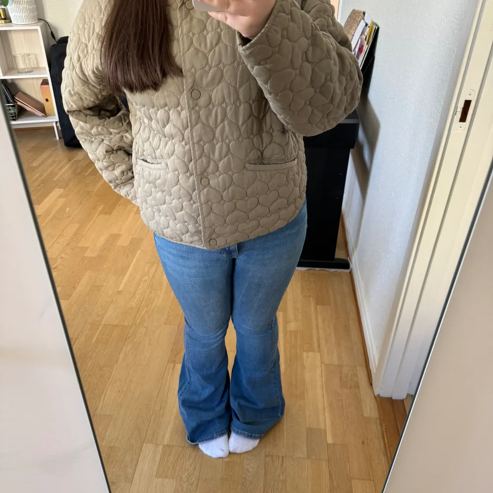 Jättefina utsvängda jeans som tyvärr inte kommer till användning, använd cirka 3 gånger, storlek 38 men passar både större och mindre, de är jätte stretchiga❤️❤️. Jeans & Byxor.