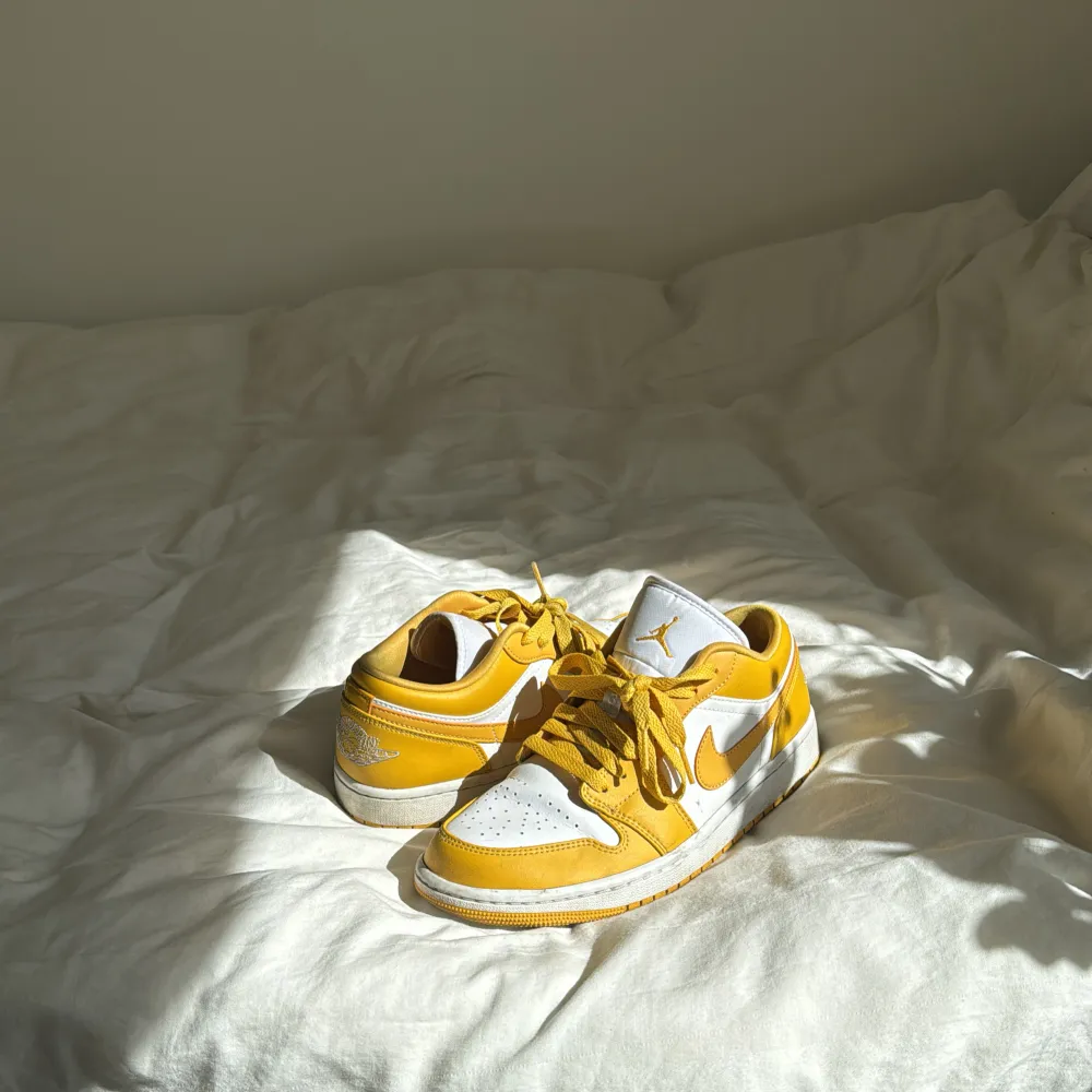 Gula Jordans som inte kommer till användning pga fel storlek, Använda ett par gånger men bra skick👯‍♀️👯‍♀️👯‍♀️ (”air Jordan Low Pollen”)  Priset kan absolut diskuteras, skriv för bilder 🌼💛🤘🏽  Köpta för ca 3000 :- 💃🏼. Skor.