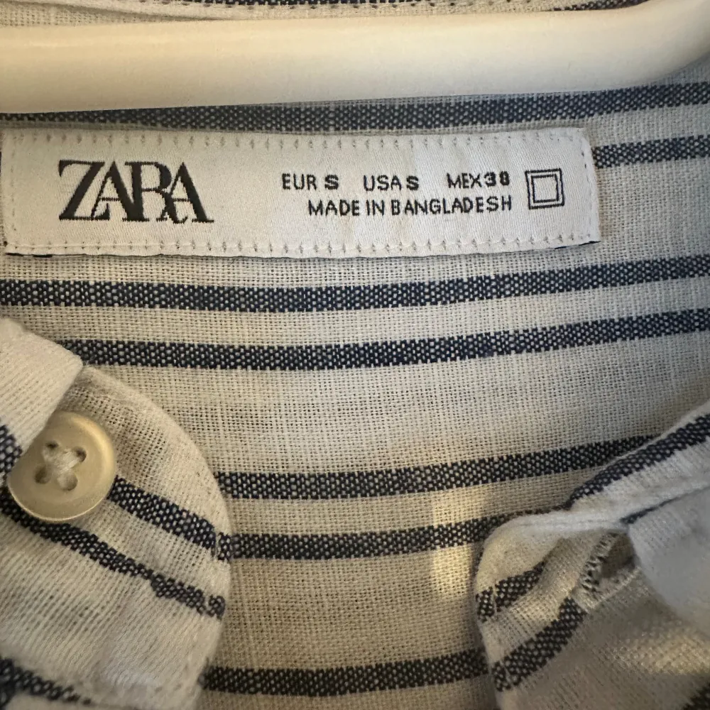Säljer helt oanvänd randig linneskjorta då den är för stor för mig. Skjortan är från Zara och har en likadan fast vit på min profil. Passar någon som är runt 176-180 skulle jag säga, den är ganska oversized. Nypris: 400 kr. Skriv gärna om du har fund. Skjortor.