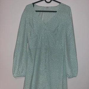 Klänning  - Oanvänd klänning från Nelly x glamorous 