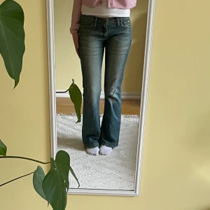 Bootcut jeans - Byxorna är i storlek 38 men passar som 36, de är lågmidjade o bootcut, de passar jättebra i längden för mig som är 170cm o de har inga defekter utom att de är lite slitna längst nedtill, skriv vid intresse!!💞💞