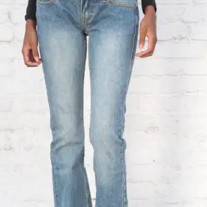 Säljer mina älskade lågmidjade bootcut jeans från brandy Melville. Har sprättat upp dem längst ner (se bild 5). Har några små fläckar (kan skicka bild), men de försvinner i tvätten. Nypris är runt 500 men tror inte de går att få tag på i Sverige. 