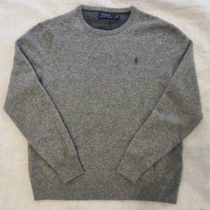 Ralph Lauren Pullover - Säljer en Ralph Lauren Crewneck i 100% Ull. Skönt material inte alls sticksig. Snyggt till i princip allt, t.ex. skjorta under. Storlek L men passar mer M.