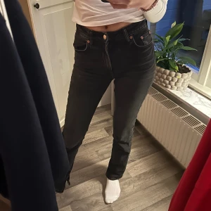 Svarta bootcut jeans Zara - Använda några gånger men ser helt nya ut. Storlek 34 men passar även 36.