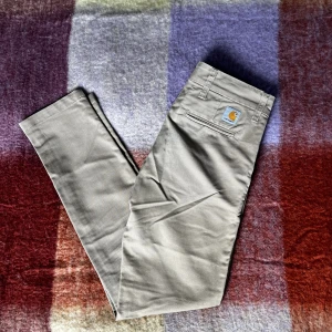 Carhartt byxor - Jättefina byxor från märket Carhartt, köpte här på plick men säljer vidare då de är för små för mig. Nypris för dessa är 1200 kr, de är i nyskick. Storlek W29 L32. (Lånade bilder) 🧡