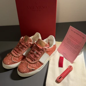 Valentino flycrews - Ett par rosa glittriga valentinos i perfekt skick. Nästan i nyskick och har alla nitar kvar💯 skriv för fler funderingar🙌 Allt på bilderna medkommer🤝 Självklart äkta💯