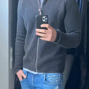 Snygg zip tröja från Jack and Jones vintage collection. Säljer då den är lite för liten på mig.