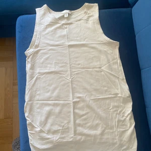 Ny MAMA 2 pack linne i bomull. - Linnen i bomullstrikå med djup, rund halsringning och rynkade sidsömmar för bästa passform över magen. Bara provat.  150kr för båda. 