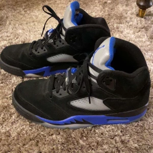 Jordan V (Racer Blue) 42 - Köpte dom på ett SNKRS drop men dom är tyvärr för små för mig. Använda fåtal gånger. Digitalt kvitto finns