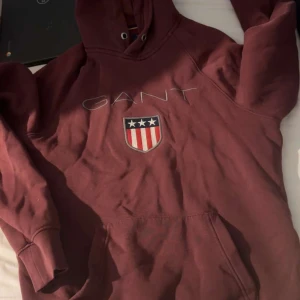 Hoodie - Vinröd GANT hoodie snörena är borts