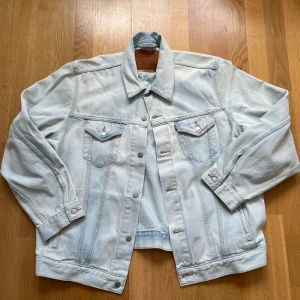 Jeansjacka  - Hej! Säljer en jeansjacka från Levis. Baggy och najs! Finns i Stockholm och kan skickas! 
