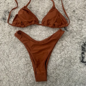 Badkläder/Bikini - Hej! Jag säljer min nya badkläder i storlek XS/S jag köpte dom för en vecka sen och jag säljer din för dom va för små för mig!