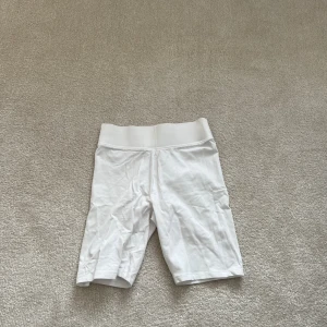 Cykelbyxor  - Vita cykelbyxor i bomullstyg, endast använda 2 gånger. 