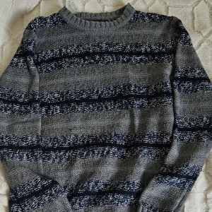 Stickad tröja - Mysig strickad tröja😊 Köpt på Erikshjälpen, men i fint skick! 