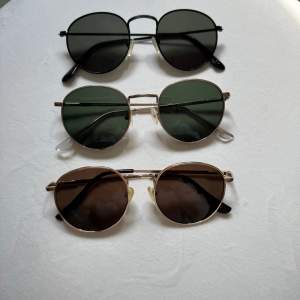 Tre par solglasögon i princip samma modell, svarta för 40kr och dem andra två för 25kr/styck. Skriv privat vid intresse🩷frakt 18kr eller köp nu