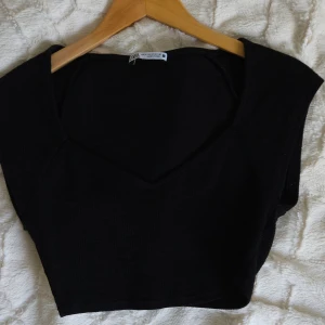 Top från Zara - Svart urringad croptop från Zara, fint skick😊