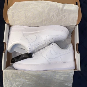 Nike Air Force 1 - Air force 1 som passar till allt, utan tvekan dem fräschaste skorna till sommaren✅  Skriv i pm vid frågor eller funderingar💙