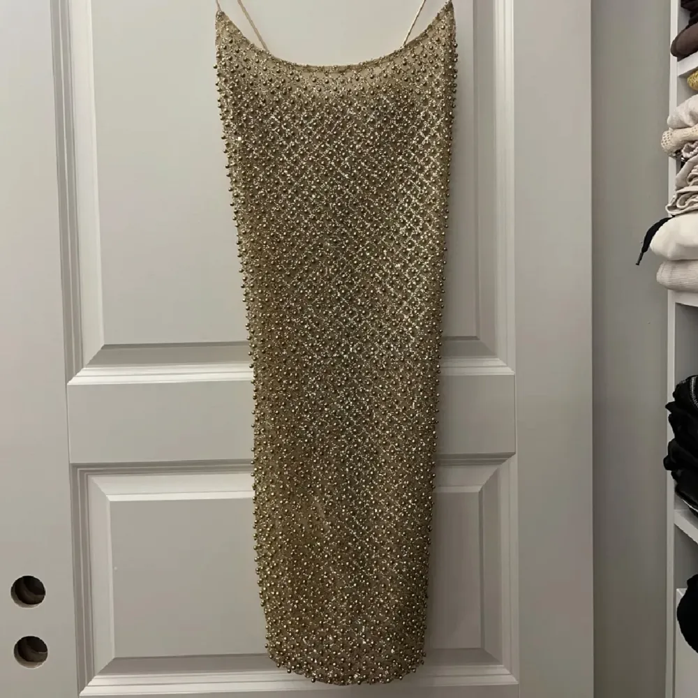 Säljer denna snygga klänningen som jag köpt på Plick då den inte kommer till användning. (Lånade bilder) vill ni ha fler bilder är det bara att skriva🥰. Klänningar.