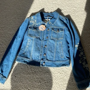 Jeans jacka med fina detaljer på - Aldrig använd med lappar kvar original pris 2495kr