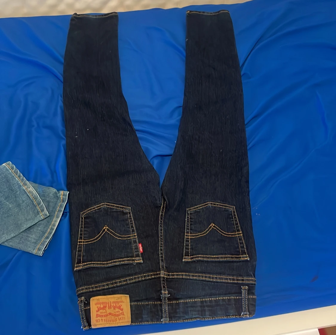 säljer 2 par levis byxor . Säljer båda två i ett pack men kan säljas enskilt även, 750 för båda 400 för var sin - 92