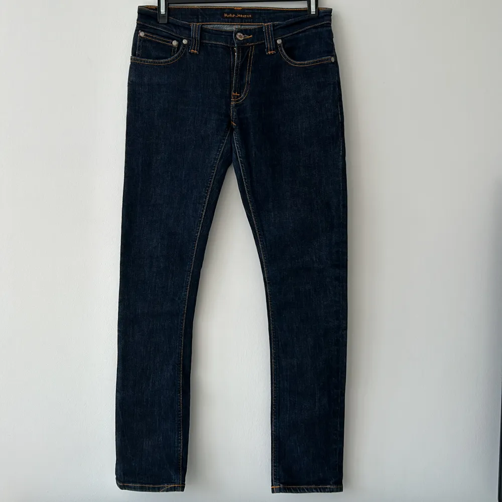 Tja!! Säljer nu ett par denimblåa Jeans från Nudie Jeans dom är bara använda ett fåtal gånger, därmed är dem i ett väldigt bra skick Strl: W29 L32 Nypris: 1800kr Hör gärna av er om ni har några frågor!. Jeans & Byxor.