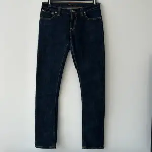 Tja!! Säljer nu ett par denimblåa Jeans från Nudie Jeans dom är bara använda ett fåtal gånger, därmed är dem i ett väldigt bra skick Strl: W29 L32 Nypris: 1800kr Hör gärna av er om ni har några frågor!