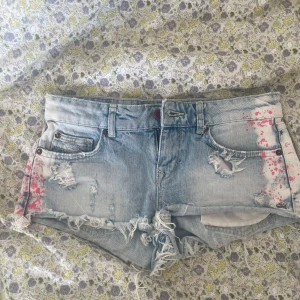 Jeansshorts tie dye - Jättefina jeansshorts med rosa detalj som tyvärr är för små för mig