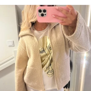 Hm Teddy  - (BUD PÅ 500) Intressekol på min as snygga Teddy jacka ifrån H&M som är slutsåld och väldigt eftertraktad storlek XS passar S🤩
