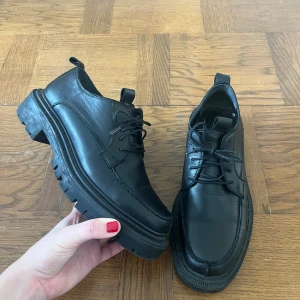 Loafers NAKD - Loafers från nakd, inte använda supermycket. I acceptabelt skick, inga skador. Riktigt läder. 