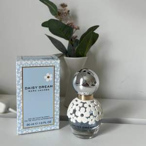 Säljer denna parfymen från Marc Jacobs   Daisy Dream 30 ml, använd ca 15%. 