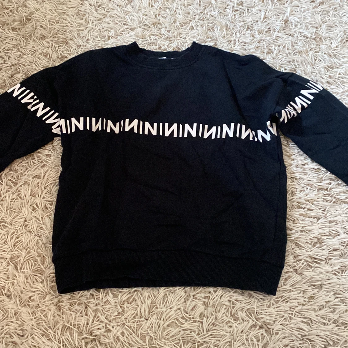 Svart NA-KD crewneck