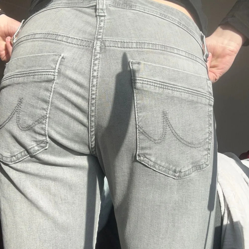 Säljer dessa jätte fina LTB jeans då dom är för korta och lite för stora i midjan, För mer information som t.ex mått kom privat! (Jag är 170cm) Priset kan såklart diskuteras!! Dom är helt oanvända med lapp på!. Jeans & Byxor.