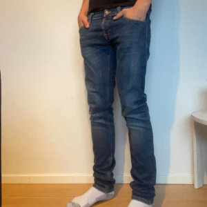Nudie Jeans  - Säljer nu mina Nudie jeans, Modelen på jeansen är Long John med storlek 29W 32L. Passformen är slim fitt och personen på bilden är 176cm. 