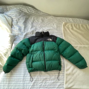 North Face puffer - North face jacka i grön färg🙄 Har använt i ett par år och hållt sitt skick bra, endast lite mörkare på nedsidan av ryggen.  Skick: 8/10