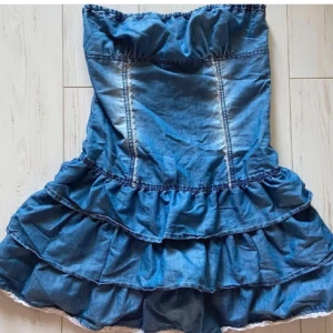 Jeansklänning - Så himla snygg jeans volangklänning med lite spetsdetaljer 💗 har dragkedja i sidan 🫰🏽Pris kan sänkas vid snabb affär 