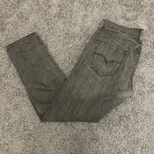 Levis jeans! - Levis jeans i grå färg!  Tyvärr ett litet hål i början på högerbenet men inget som syns r du bär dem!