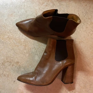 Stövletter K.Cobler - Bruna stövletter i skinn från K.Cobler. I gott skick! Storlek 40.